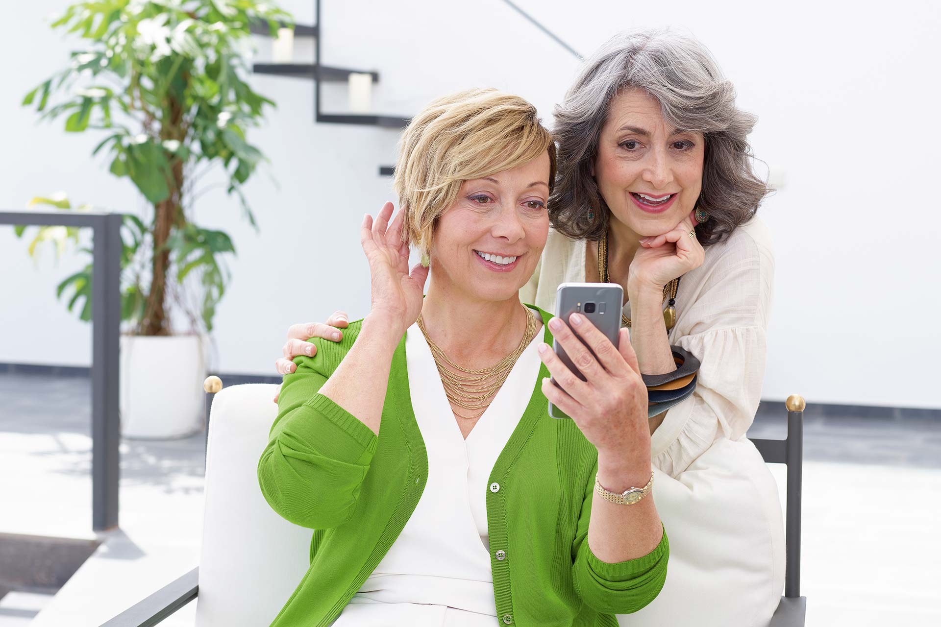 Zwei Frauen mit neuem Hörgerät